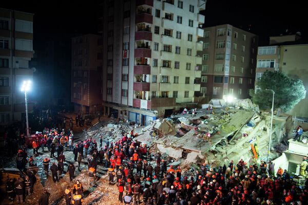 Түркиянын Стамбул шаарында 8 кабаттуу турак үй урап, 21 кишинин өмүрүн алды. 14 киши урандылардын алдынан куткарылды. - Sputnik Кыргызстан