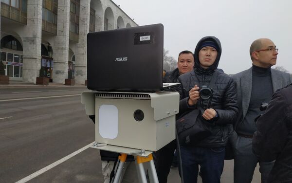 Вега компаниясынын өкүлү Сергей Долгополов Sputnik Кыргызстан агенттигинин кабарчысына аймактарга орнотулган Автокайгуул радар комплекси кантип иштээрин түшүндүрүп берди - Sputnik Кыргызстан