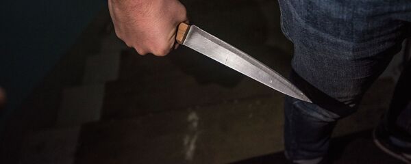 Мужчина с ножом в руке. Архивное фото - Sputnik Кыргызстан