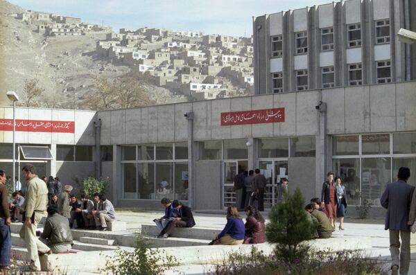 Здесь нет учебников лучше советских — репортаж из кабульского вуза Здесь нет учебников лучше советских — репортаж из кабульского вуза - Sputnik Кыргызстан