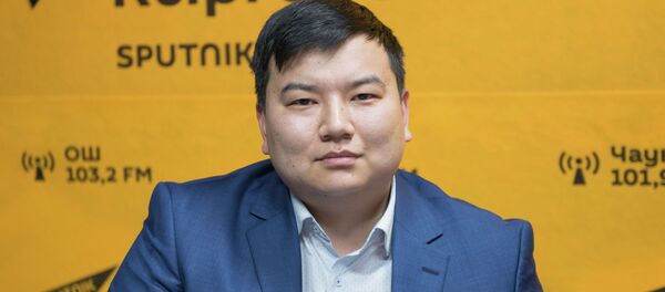 Бишкек шаарынын мектептерине электрондук кезекке туруу пилоттук долбоорунун маалыматтык системасын иштеп чыккан IT адиси Төлөгөн Аматов Бишкек шаарынын мектептерине электрондук кезекке туруу пилоттук долбоорунун маалыматтык системасын иштеп чыккан IT адиси Төлөгөн Аматов - Sputnik Кыргызстан