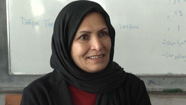 Тысячи афганцев учат русский язык, рассказала преподаватель в Кабуле. Видео - Sputnik Кыргызстан