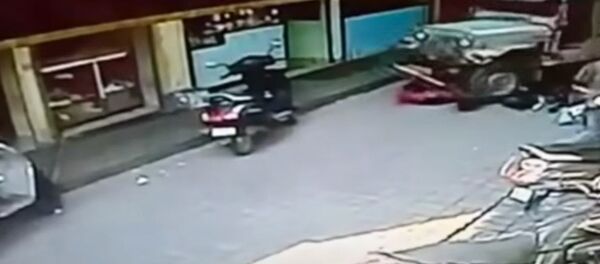 Индияда жолтандабастын алдында калган эне-бала аман калды. Окуянын видеосу - Sputnik Кыргызстан