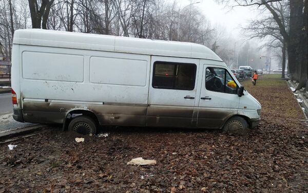 Микроавтобус вылетел в кювет сегодня, 13 февраля, в 5.52 - Sputnik Кыргызстан