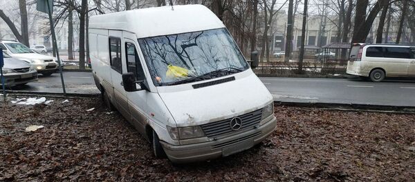 Микроавтобус вылетел в кювет на пересечении проспектов Чуй и Эркиндик - Sputnik Кыргызстан