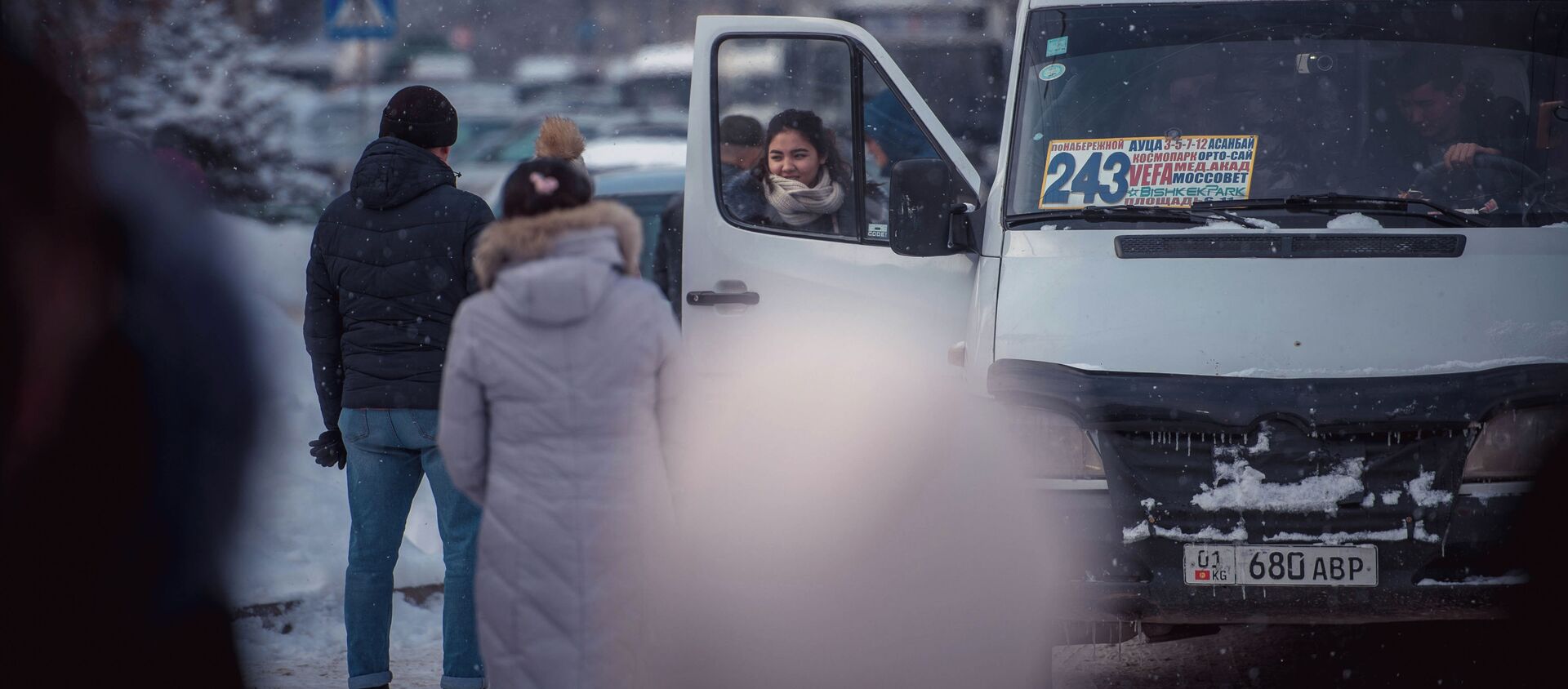 Люди на остановке садятся на маршрутное такси. Архивное фото - Sputnik Кыргызстан, 1920, 07.12.2019