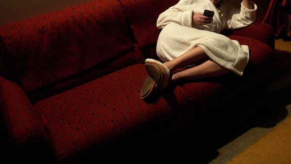 Девушка лежит на диване. Архивное фото - Sputnik Кыргызстан