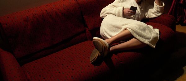 Диванда жаткан кыз. Архив - Sputnik Кыргызстан