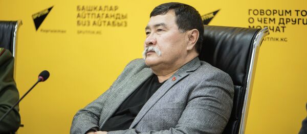 Руководитель совета ветеранов Боевое братство генерал-полковник Абдыгул Чотбаев во время видеомоста в пресс-центре Sputnik Кыргызстан - Sputnik Кыргызстан