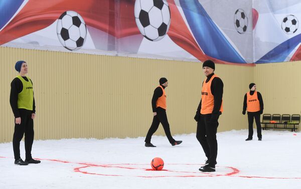 Футболист отыграл по тайму за каждую команду: забил три мяча в первом тайме и четыре — во втором - Sputnik Кыргызстан