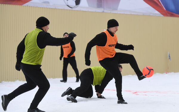 Все игроки были одеты в черную форму (шапка, свитер, штаны и кроссовки), отличались только цвета манишек: одни играли в желтых, другие — в оранжевых - Sputnik Кыргызстан