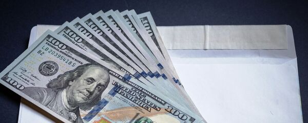 АКШ долларлары жана конверт. Архив - Sputnik Кыргызстан