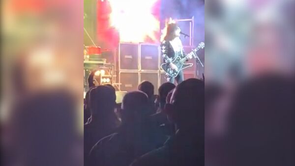 Гитарист загорелся прямо на сцене, но остался невозмутим. Видео - Sputnik Кыргызстан