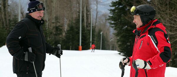 Путин и Лукашенко покатались на лыжах — видео - Sputnik Кыргызстан