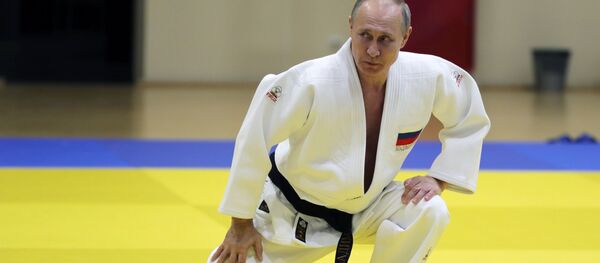 оссия президенти Владимир Путин Сочи шаарында дзюдочу менен бирге машыгуу маалында - Sputnik Кыргызстан