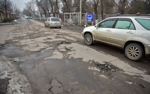 Они препятствуют в основном прокладке тротуаров и устройству ирригационной системы - Sputnik Кыргызстан