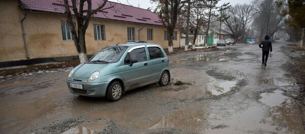 Капиталдык курулуш башкармалыгынын адистери ремонтко муктаж көчөлөрдү тыкыр иликтеп жатат Капиталдык курулуш башкармалыгынын адистери ремонтко муктаж көчөлөрдү тыкыр иликтеп жатат - Sputnik Кыргызстан
