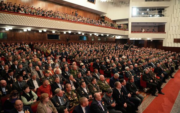 Президент подчеркнул, что в рядах многонациональной Советской армии было более 7 тысяч кыргызстанцев, которые исполнили свой долг, показали пример героизма. - Sputnik Кыргызстан