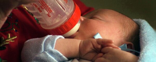 Сүт ичип жаткан бала. Архив - Sputnik Кыргызстан