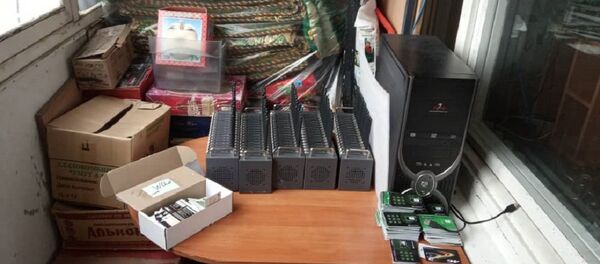 Оборудования изъятые у задержанных по подозрению в нелегальной доставке международного трафика в Бишкеке - Sputnik Кыргызстан