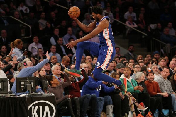 Поход на матч по баскетболу едва не стоил жизни актрисе Голливуда. Видео Поход на матч по баскетболу едва не стоил жизни актрисе Голливуда. Видео - Sputnik Кыргызстан