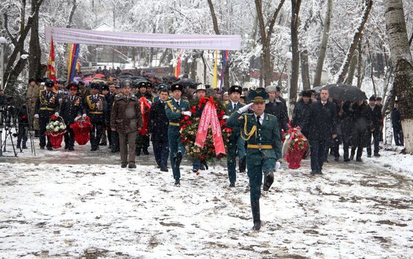 Также в Оше сегодня, 15 февраля, у мемориального комплекса воинам-афганцам прошел митинг-реквием - Sputnik Кыргызстан
