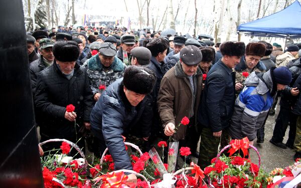 Мероприятие началось с возложения цветов к Вечному огню, также был дан залп в память о погибших - Sputnik Кыргызстан