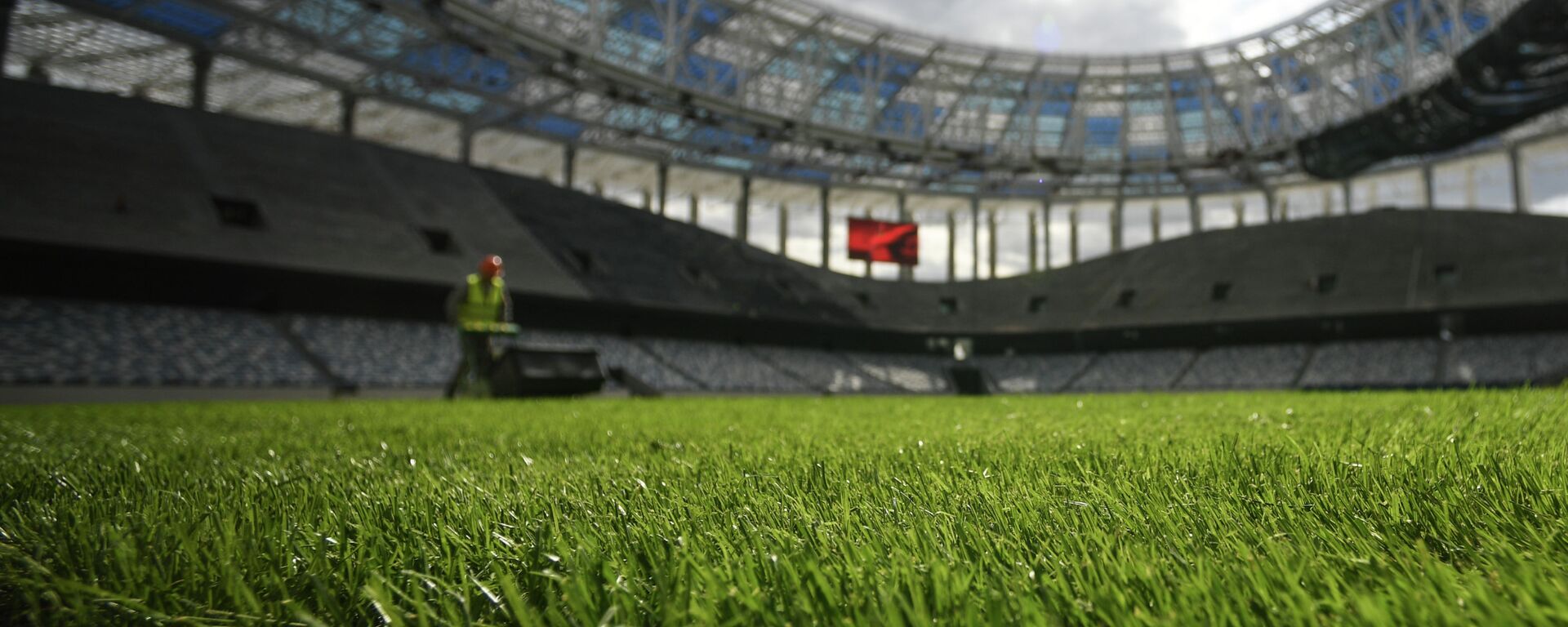Рабочий стрижет газон на строящемся стадионе. Архивное фото - Sputnik Кыргызстан, 1920, 10.12.2021