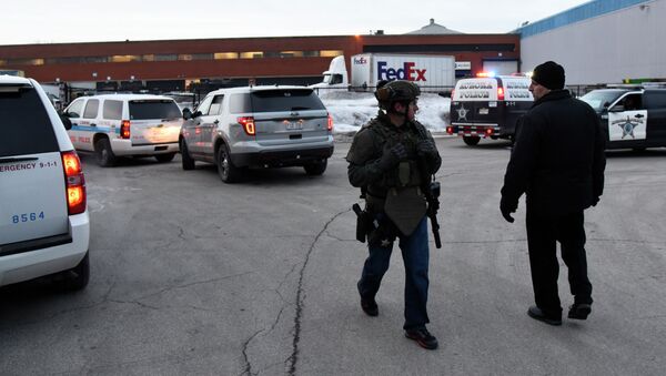 Полицейские на месте стрельбы на заводе Henry Pratt Co. в Иллинойсе. США, 15 февраля 2019 года - Sputnik Кыргызстан