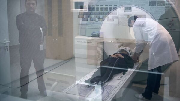 Лаборант проводит исследование на магнитно-резонансном томографе. Архивное фото - Sputnik Кыргызстан