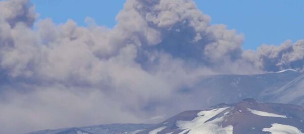 Проснулся самый высокий действующий вулкан в Европе — видео - Sputnik Кыргызстан