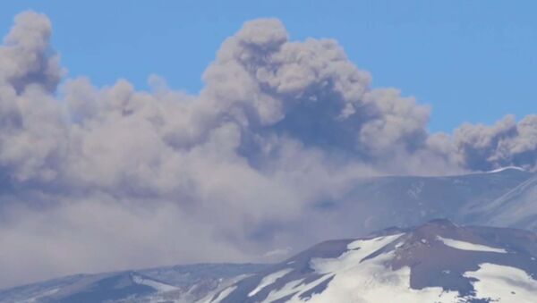 Проснулся самый высокий действующий вулкан в Европе — видео - Sputnik Кыргызстан