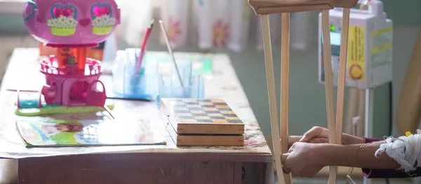 Девочка с костылями. Архивное фото - Sputnik Кыргызстан