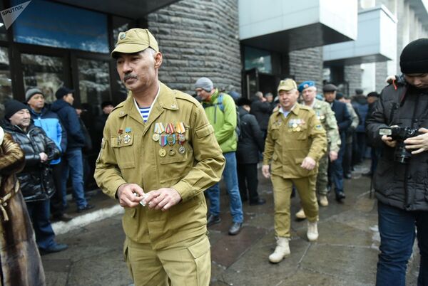 Прощание с легендой — как провожали в последний путь Кара Майора Прощание с легендой — как провожали в последний путь Кара Майора - Sputnik Кыргызстан