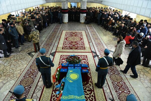 Прощание с легендой — как провожали в последний путь Кара Майора Прощание с легендой — как провожали в последний путь Кара Майора - Sputnik Кыргызстан