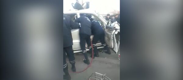 В Бишкеке Lexus врезался в столб, водителя вытаскивали спасатели — видео В Бишкеке Lexus врезался в столб, водителя вытаскивали спасатели — видео - Sputnik Кыргызстан