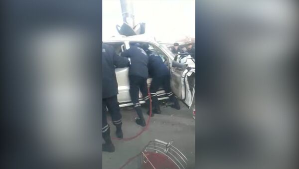 В Бишкеке Lexus врезался в столб, водителя вытаскивали спасатели — видео - Sputnik Кыргызстан