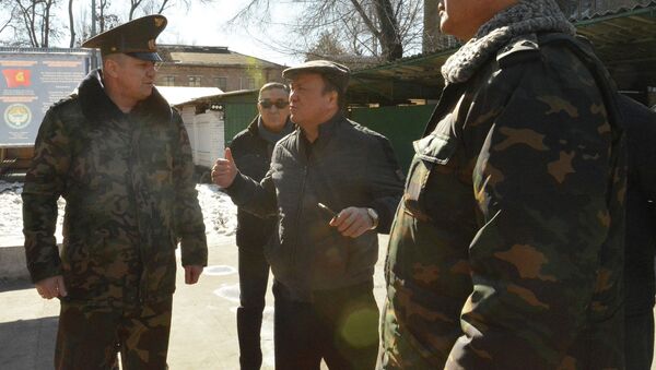 Проверка главы ГСИН Мелиса Турганбаева колонии-поселении №32 и Центральной базы ГСИН - Sputnik Кыргызстан