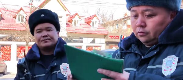 Бишкекте жол инспектору кесиптешин айыпка жыкты. Видео - Sputnik Кыргызстан