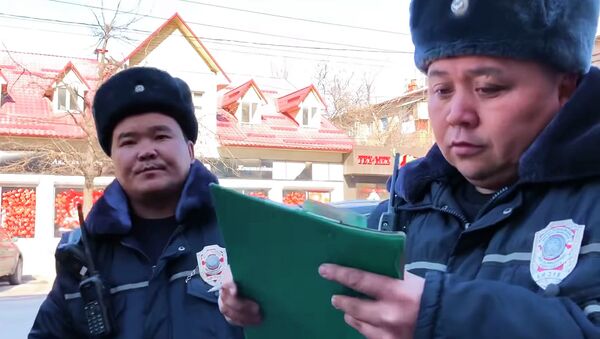 Бишкекте жол инспектору кесиптешин айыпка жыкты. Видео - Sputnik Кыргызстан
