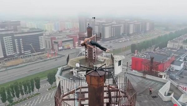 Опасно! Девушка станцевала на шесте на крыше 16-этажного здания — видео - Sputnik Кыргызстан