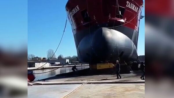 Гигантский корабль чуть не раздавил мужчину при спуске на воду — видео - Sputnik Кыргызстан
