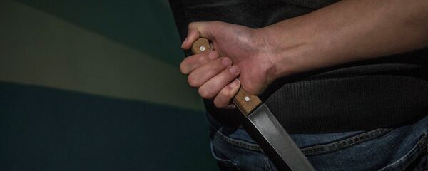 Мужчина с ножом в руке. Архивное фото - Sputnik Кыргызстан