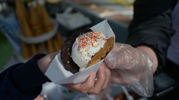 Посетитель покупает десерт в кафе. Архивное фото - Sputnik Кыргызстан