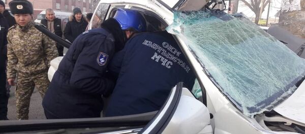 Внедорожник врезался в столб в Бишкеке - Sputnik Кыргызстан