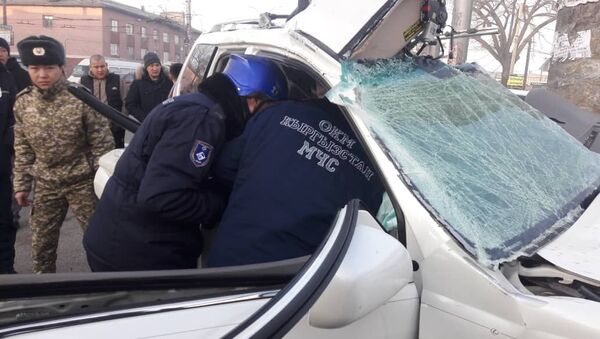 Внедорожник врезался в столб в Бишкеке - Sputnik Кыргызстан