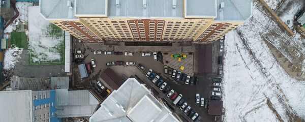 Автомобили припаркованные в одном из дворов Бишкеке. Архивное фото - Sputnik Кыргызстан