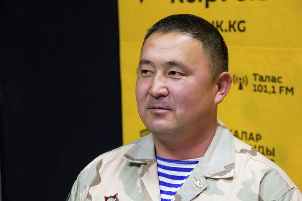 Биз жыртык өтүк, согушкерлер Аdidas кийип жүрчү... Баткен жоокерлеринин маеги - Sputnik Кыргызстан