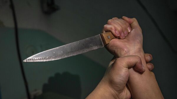 Мужчина с ножом в руке. Архивное фото - Sputnik Кыргызстан