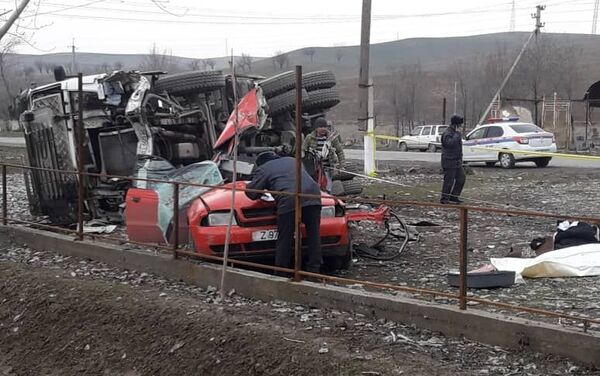 В Сузакском районе цементовоз протаранил автомобиль марки Audi С4, в котором находились пять человек - Sputnik Кыргызстан